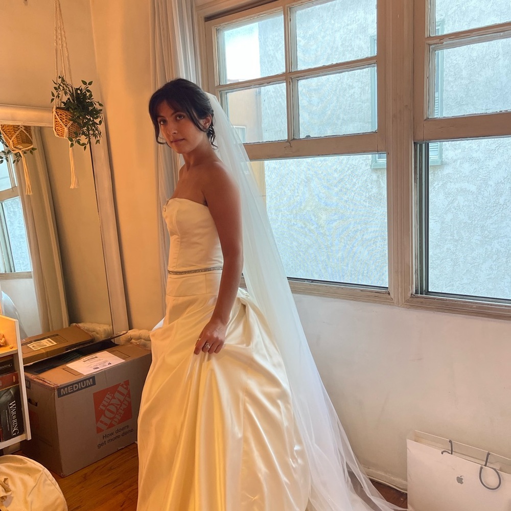 Got a Reem Acra Wedding dress I. Ivory silk
